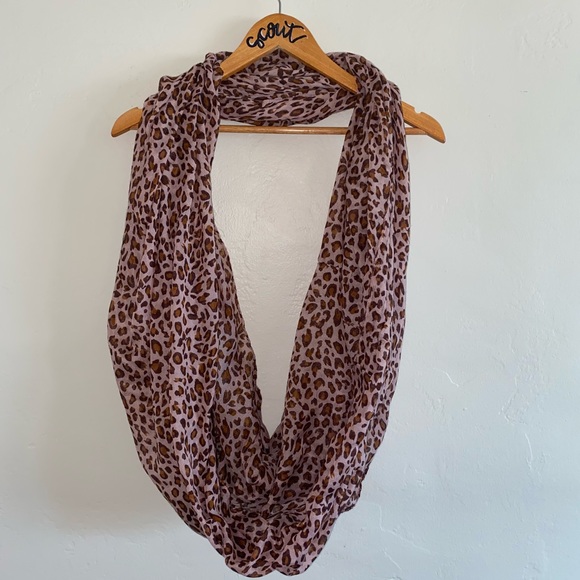 Bloomingdale’s Pink Leopard Cheetah Print Circle Scarf - Picture 2 of 3